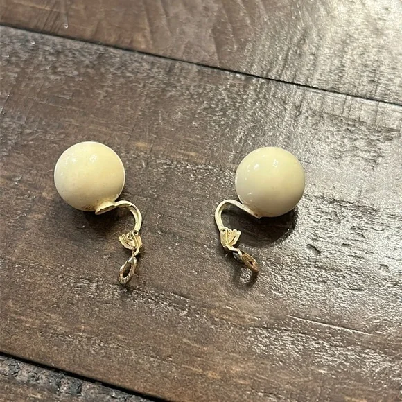 Vintage Clip on Earrings - Picture 3 of 6